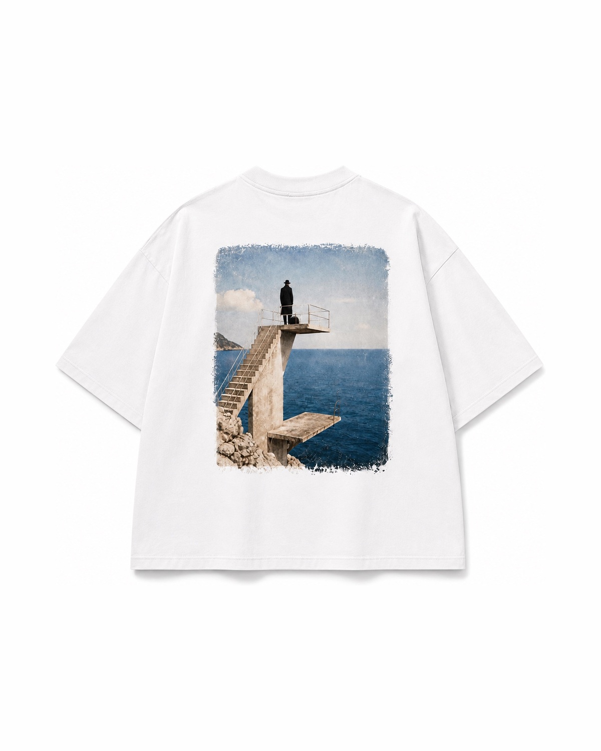 Retro della t-shirt bianca NOVERA Final Horizon con The Guest davanti al mare